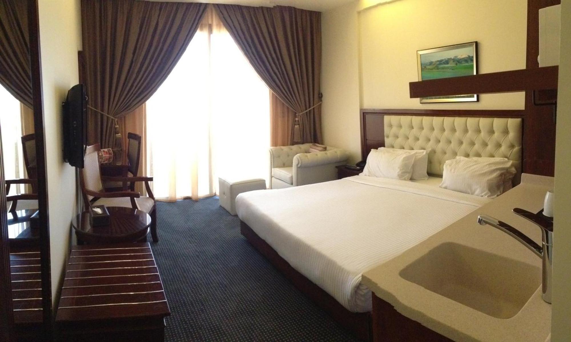 Midtown Hotel & Suites Beirut Exteriör bild